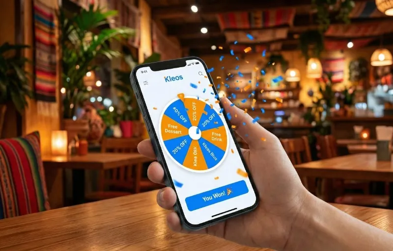 Cliente jugando a la ruleta de premios en su teléfono dentro de un restaurante